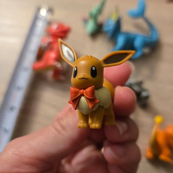 Pokemon lot of 7 figures: charmaleon, houndour, dreepy,  vaporeon, boltund... - Picture 9 of 9